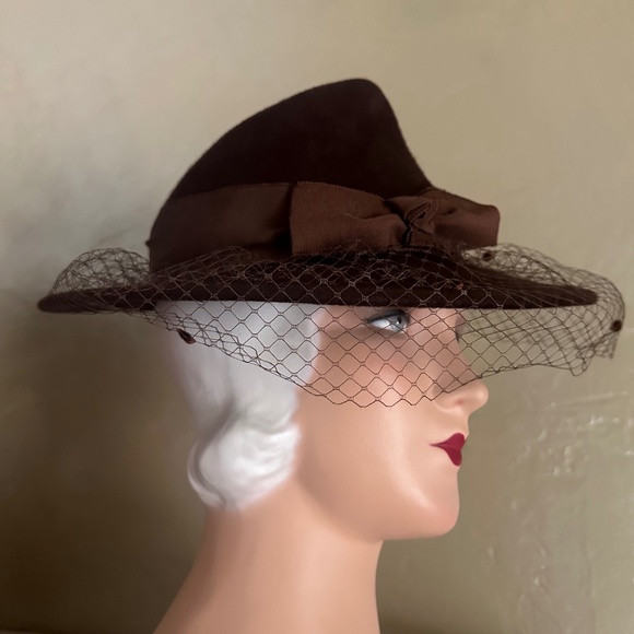 DELIGHTFUL VINTAGE BROWN FELT FEDORA WITH FOLDED CROWN AND HALF DOTTED VEIL